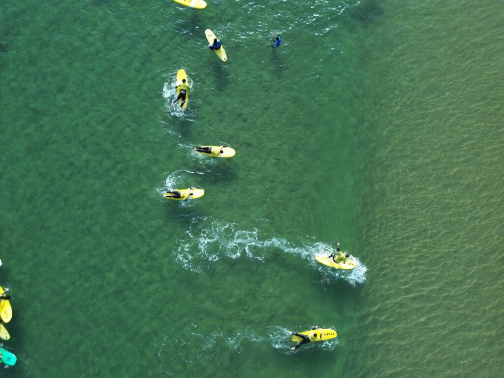 Grupo frente al puerto de Ribadesella